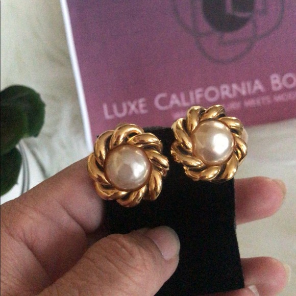 Authentic 100% Chanel Pearl Earrings . - Picture 6 of 8